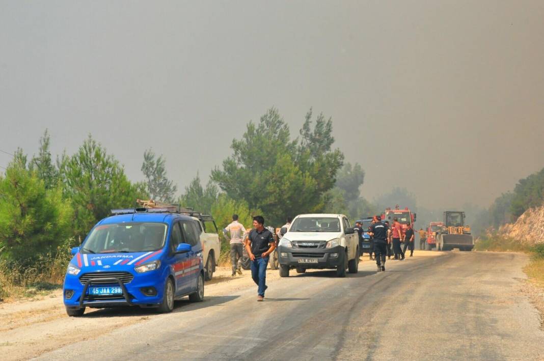 Manisa'da çıkan orman yangınında dumanlar İzmir'e ilerliyor 6